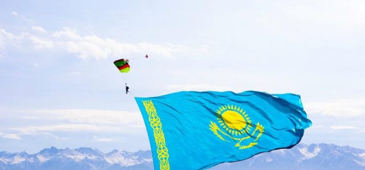 Алматы аспанында Қазақстанның ең үлкен туы желбіреді