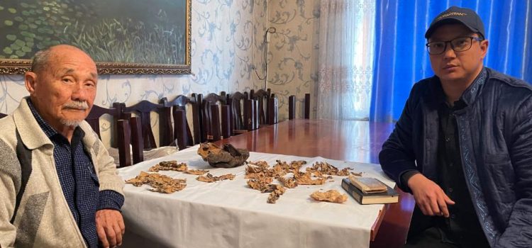Түркістандық ақсақал «Әзірет Сұлтан» мемлекеттік тарихи-мәдени  қорық-музейіне тарихи мұраларды табыс етті