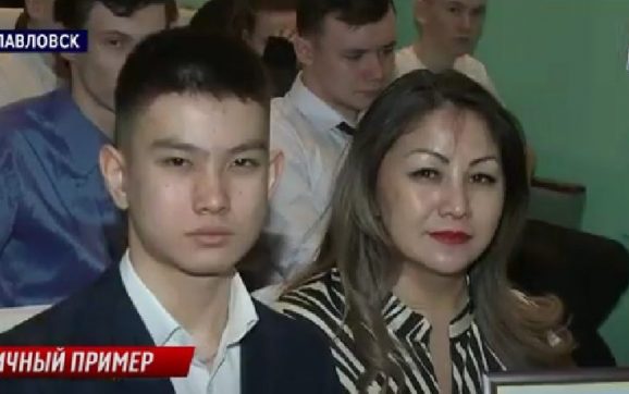 Школьника, обезвредившего одноклассника с топором,   наградили в Петропавловске