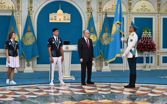 Президент вручил Государственный флаг членам сборной команды Казахстана, участвующим в ХХХІІІ летних Олимпийских играх