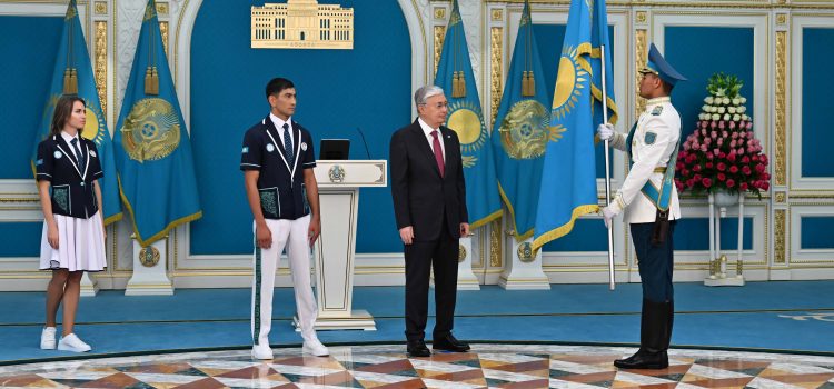 Президент вручил Государственный флаг членам сборной команды Казахстана, участвующим в ХХХІІІ летних Олимпийских играх