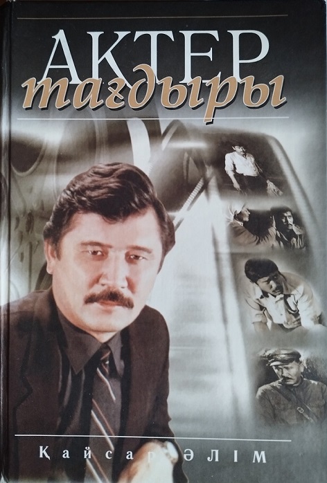 Үй порно: Әйелі күйеуінің көзінше трахает